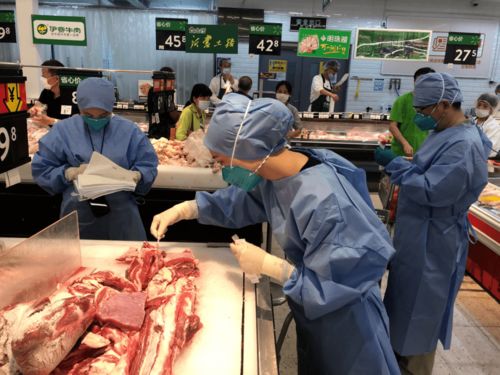 菜场里的“防护服小分队” 采的是样，安的是心